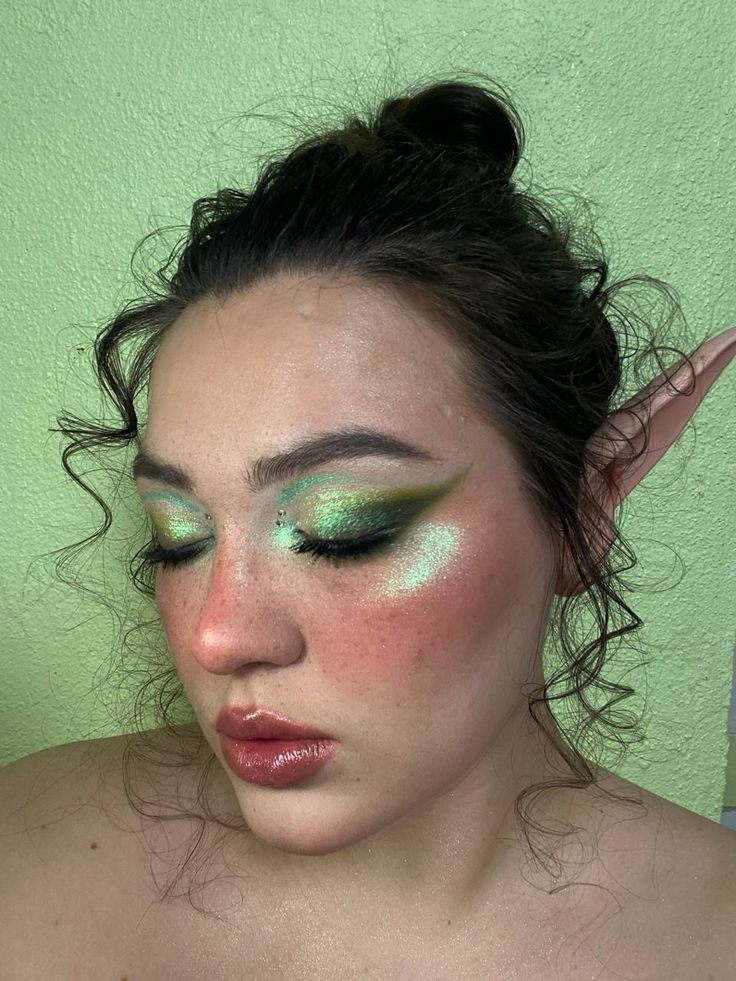 Green Makeup With Glitter, Elven Fairy Costume, Nature Elf Makeup, Elfaba Makeup, Witch Fairy Makeup, Forest Fairy Face Paint, Green Fairy Halloween Costume, Fairy Core Makeup Green, Medieval Elf Makeup