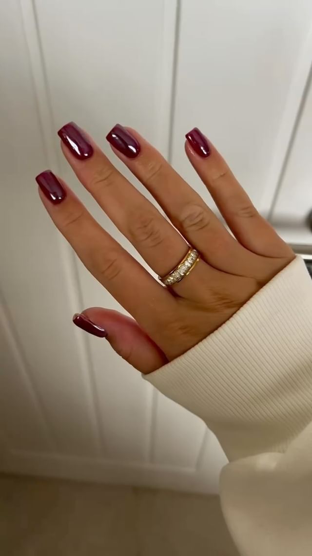 Instagram Short Nails Cherry Red, Cherry Cola Nails Square, Cherry Chrome Nails Almond, Chrome Red Nail, Christmas Nail Trends 2024, Wine Red Nails With Chrome, Summer Transition Nails, Deep Cherry Nails, Dip Manicure Colors