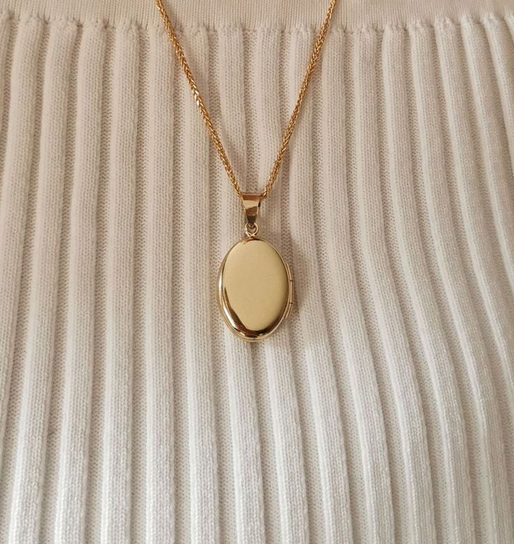 💎 We can put the photos you send us in it free of charge, and we also send spare photos along with it.💎 Oval Locket Pendant*14K Gold Delicate Necklace For Lover Birthday Gift*Engraved Photo Locket Pendant For Wife 🎯 Features * Gram: 2.15 gr(chain) 3.65 gr(locket) 5.80 Total gr (approximate weight) * Size:55cm  * Production Method:Casting * 14 K (0,585 in gold) * Closure :Spring ring * Chain:Spiga  *Special Gift Box  *Like all precious jewels,it comes in its own gift box. *Can include a little Lover Birthday, Gold Belly Ring, Oval Locket, Gold Bodies, Ring Chain, Dream Gift, Photo Engraving, Precious Jewels, Locket Charms