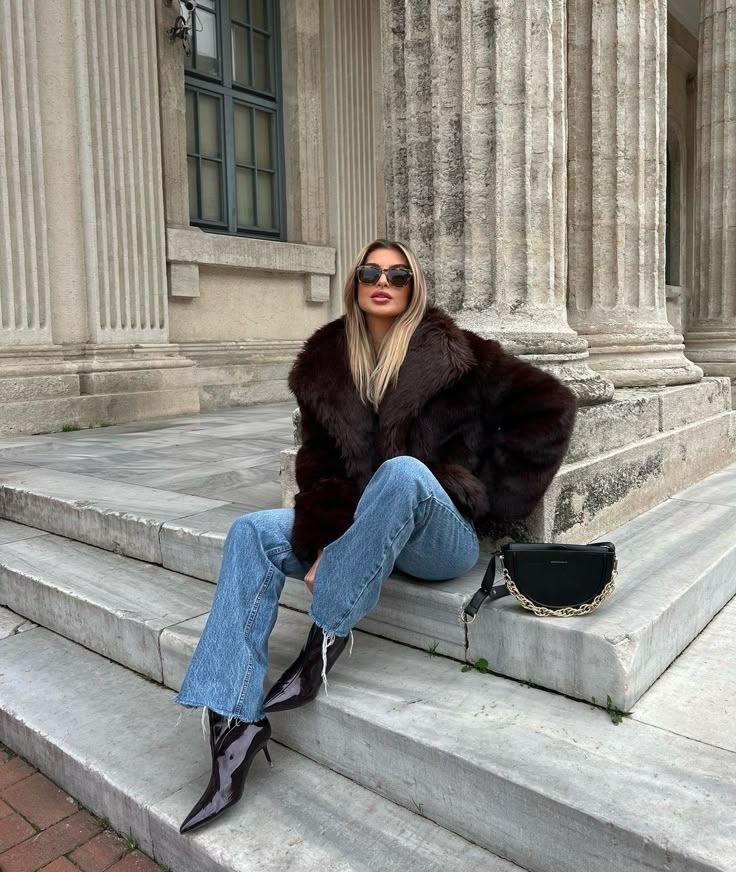 Outfits With Fur Coats, Fur Coat Outfits, Faux Fur Coats Outfit, Vinter Mode Outfits, Fur Jacket Outfit, Black Fur Jacket, Fur Outfit, Brown Fur Coat, Fur Coat Outfit