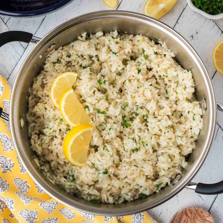 a pot filled with rice and lemon slices