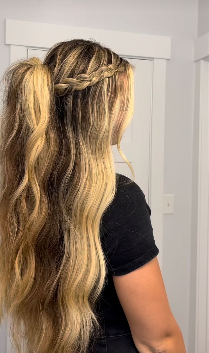 Graduation Hair, Hairstyle Examples, Simple Prom Hair, Prom 2024, Dance Hairstyles, Hairdos For Curly Hair, Peinados Fáciles Para Cabello Corto, Hair Stylies, Amazing Photo