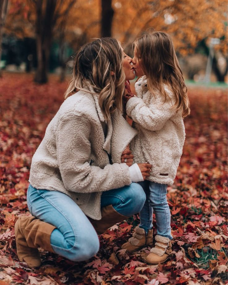 Mommy And Me Fall Photo Shoot Outfits, Mom Daughter Photography, Mommy Daughter Photography, Mom Daughter Photos, Fall Photoshoot Family, Mommy Daughter Photoshoot, Mommy Daughter Pictures, Mommy Daughter Photos, Mother Daughter Pictures