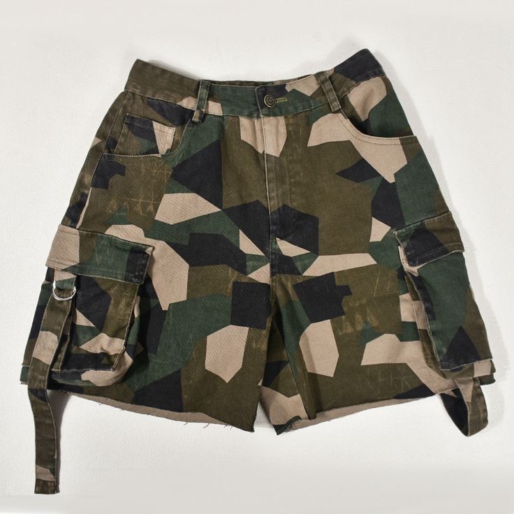 Elevate your wardrobe with the Samantha Camouflage Pants. These modern camo pants are perfect for the outdoors, offering a lightweight design for maximum comfort. With a classic fit and diverse style options, these pants are perfect for any adventure. thickness: medium Waist Type: MID Pattern Type: Camouflage Material: Cotton Length: Knee Length Fabric Type: Nylon Cotton Elasticity: Medium Stretch Decoration: Distressed Closure Type: Zipper SIZE (Unit: CM):S,M,L S Length:45 Waist:66 Hip:100 M Le Camouflage Utility Cargo Pants With Belt Loops, Khaki Military Shorts For Outdoor Activities, Military Style Khaki Shorts For Outdoor Activities, Military Style Camouflage Cargo Pants, Summer Combat Cargo Bottoms, Summer Outdoor Cargo Pants With Belt Loops, Summer Combat Cargo Style Bottoms, Casual Camouflage Cargo Pants For Hiking, Combat Cargo Style Bottoms For Summer