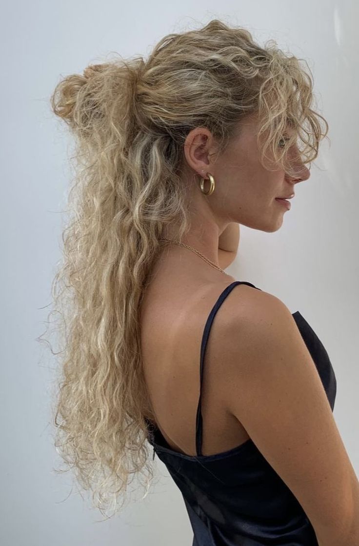 Curly Hair Part, Natural Curly Half Up Half Down, Different Colors Of Blonde, Curly Blonde Hair Aesthetic, Curly Dirty Blonde Hair, Different Color Blondes, Light Curly Hair, Dirty Blonde Curly Hair, Elevating Outfits