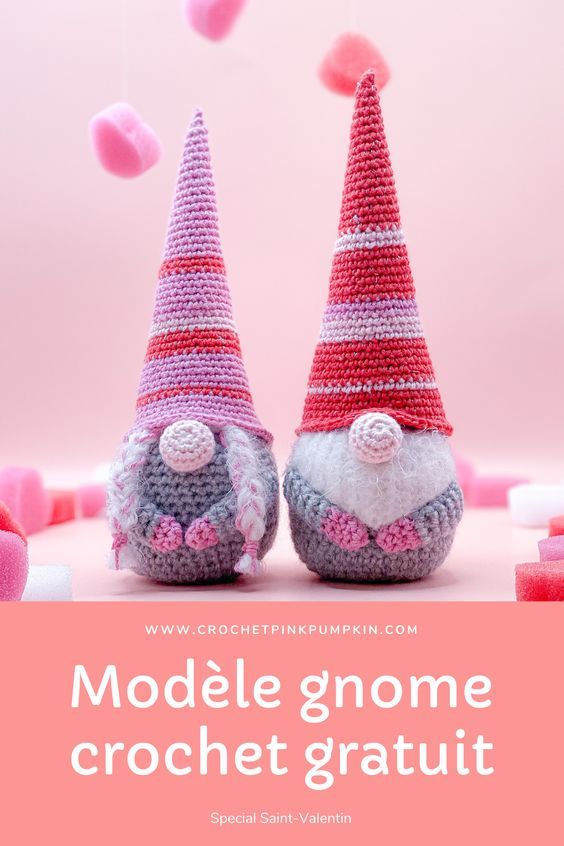 two crocheted gnomes sitting next to each other with text overlay reading modele gnomee crochet grauit