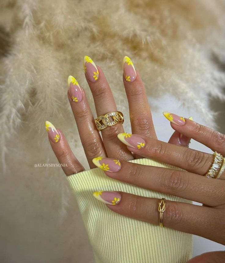 Whether you're a Gemini or want to channel the air sign's bright and creative energy this season, scroll through 30 Gemini nail ideas here. Yellow Nail Art, Yellow Nails Design, Nude Nail Designs, Almond Nails Designs, Almond Nail, Yellow Nails, Nailed It, Nail Inspiration, Floral Nails