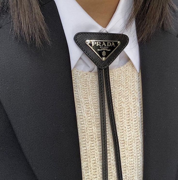 bolo tie Prada Aesthetic, Academia Fashion, Super Rich Kids, Devil Wears Prada, Preppy Girl, Bolo Tie, Outfit Look, 가을 패션, Gossip Girl