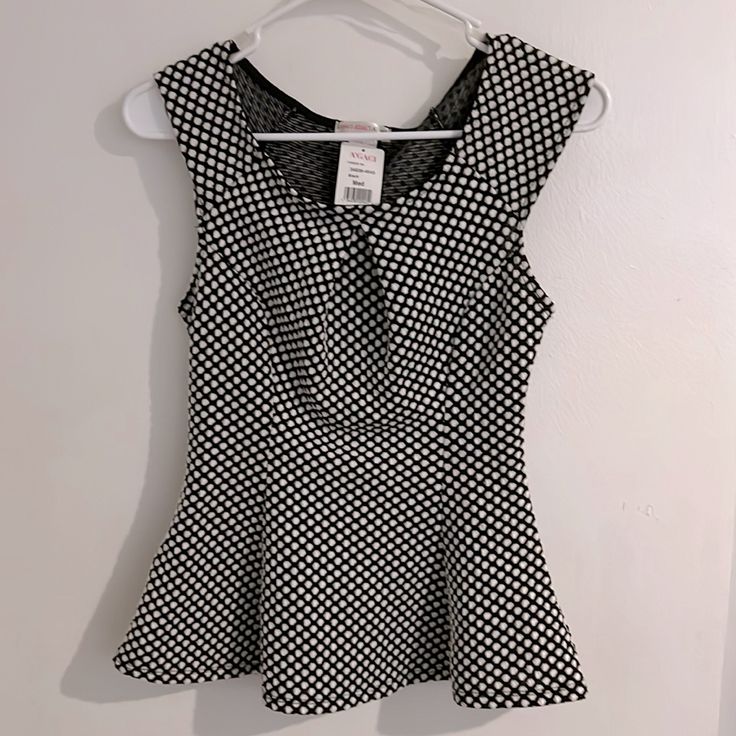 New, Never Worn, Waist-Hugging Top. Semi-Cap Sleeves, With Pleat On Front, Skirt-Like Bottom Half. Waffle Type Stretch Fabric. Runs Small. Sleeveless Crop Top With Built-in Padding And Medium Support, Fitted Gingham V-neck Top, Rocker Tank, Small Tank Tops, Peplum Shirts, Halter Tank Top, Tank Top Straps, Floral Peplum, Scoop Neck Tank Top