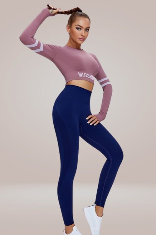 Our Sleek Mauve Athleisure Crop Top is the epitome of sporty chic. Featuring a snug fit and a bold, contrasting waist band, this pink top is designed for those who love to combine fitness with high fashion. Its long sleeves and crop cut make it versatile for any workout or casual outing. Pair it with your favorite high-waisted leggings for a gym-ready look or with jeans for a casual, trendy outfit. Moisture-Wicking: Quick-dry technology for an always fresh feel. Athletic Long Sleeves with Thumb Athletic Crop Top, Party Kleidung, Trendy Outfit, Cropped Tops, Sporty Chic, Long Sleeve Crop, Pink Top, High Waisted Leggings, Waist Band