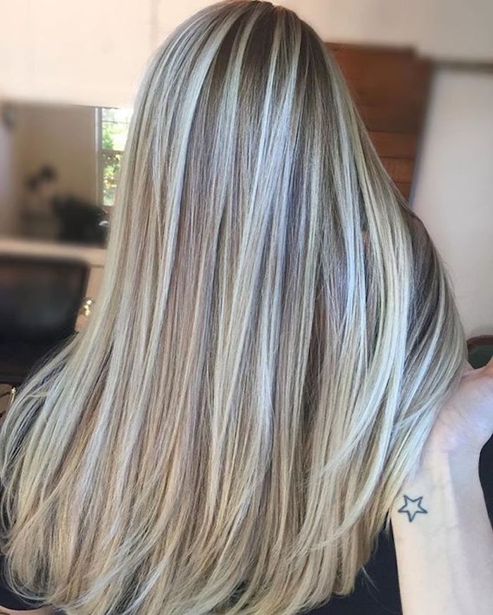 shiny-light-brown-hair-with-blonde-highlights-in-light-blonde-or-platinum-hand-with-star-tattoo-holds-a-strand Rambut Brunette, Frosted Hair, Platinum Blonde Highlights, Brown Hair With Blonde Highlights, Brown Blonde Hair, Ombre Hair Color, Long Blonde, Long Blonde Hair, Light Brown Hair