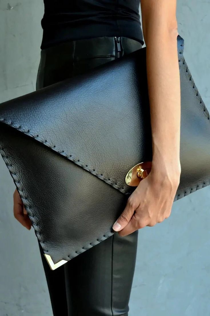 Handcrafted in Greece, this envelope styled clutch is perfect as a chic briefcase and modern laptop case. It fits up to a 15" laptop, file folders, etc. Felt Handbags, Handbag Inspiration, Handbag Design, Leather Laptop Case, Envelope Purse, Funky Style, Leather Ideas, Leather Envelope, Black Leather Clutch