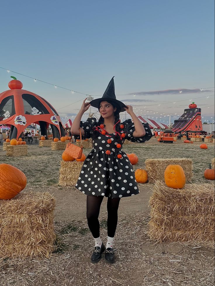 Pumpkin patch outfits ootd 🍂🎃🤎 Pumpkin Patch Outfits, Pumpkin Patch Outfit, Autumn Ideas, Pumpkin Patch, Ootd, Halloween