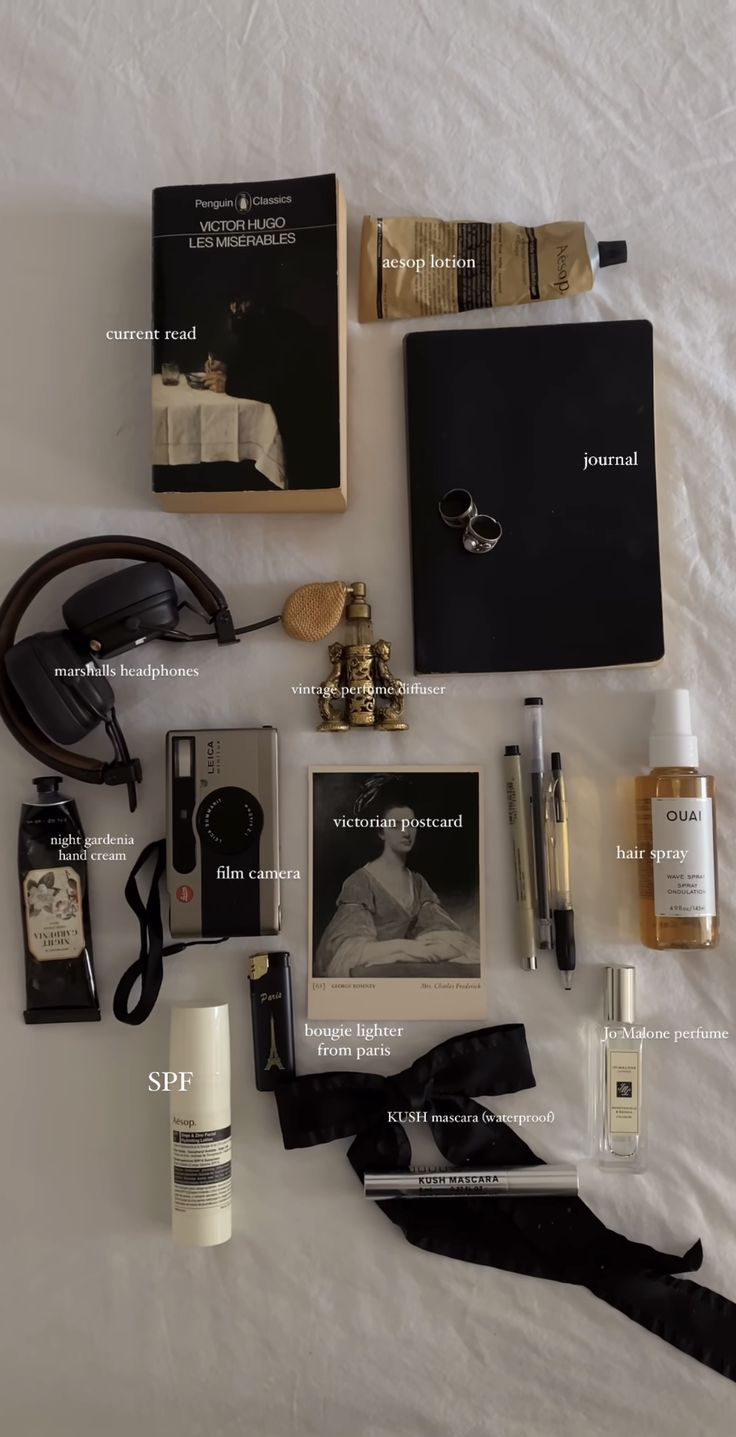 Jo Malone Perfume, Everyday Bag Essentials, Inside My Bag, Fotografi Vintage, Purse Essentials, Mascara Waterproof, Handbag Essentials, روتين العناية بالبشرة, What In My Bag