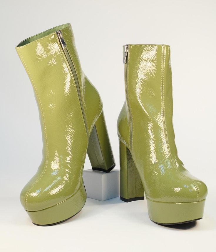 Make your attitude known in these stunning boots from Unique Vintage, crafted in shiny textured avocado green leatherette and boasting a marvelous 2 inch platform and 5 inch block heel. An inner side zipper provides secure wear while the cushion insole lends comfortable wear! Granite House, Scarah Screams, Drag Inspiration, 1970s Shoes, 70s Shoes, Pants Unique, Green Platform, Junior Prom, Boost Shoes