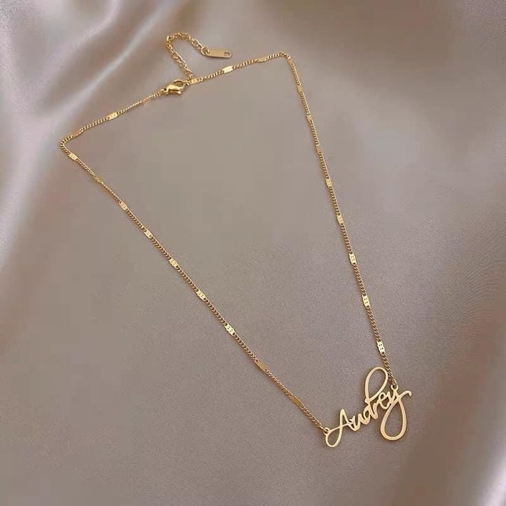 Names Necklace Gold, Cross Necklace Layered, Necklace Name Design, Bridal Diamond Necklace, Silver Name Necklace, Gold Bracelet Simple, Locket Design, Antique Necklaces Design, Minimalist Necklace Gold