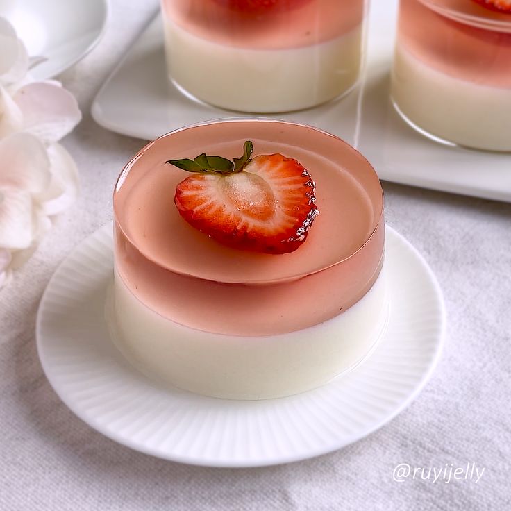 NA Fruit In Jello, Cute Jello Ideas, Strawberry Jelly Recipe, Strawberry Jelly Recipes, Pink Jello, Jelly Food, Jelly Drink, Mousse Desserts, Jelly Desserts