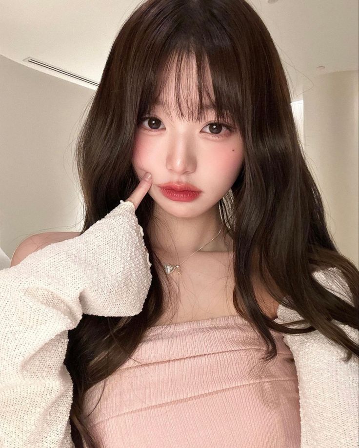 IVE , kpop idol , korean makeup , inspiration , ulzzang , goals , pretty , coquette aesthetic , pose ideas , hair , douyin inspo Makeup Ala Korea, Medium Length Hair Cuts, Korean Makeup, Korean Girl, Miu Miu, K Pop, بلاك بينك, Kpop Girls, Ulzzang