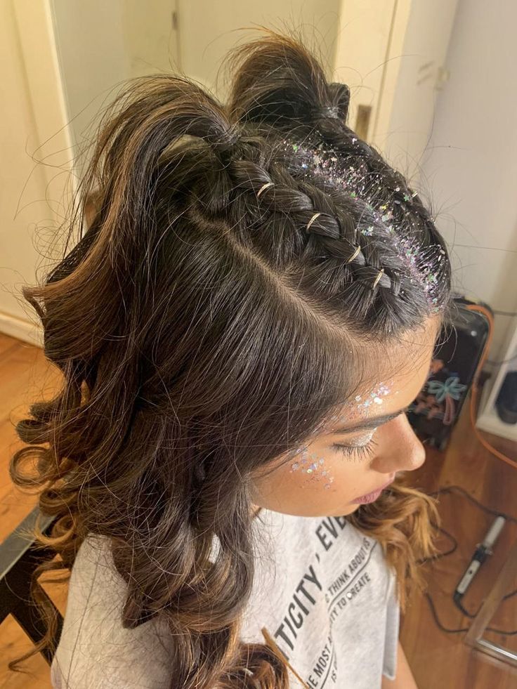 Glitter Part Hairstyles, Concert Hairstyles With Glitter, Gov Ball Hairstyles, Hair Glitter Hairstyles, Hairstyle With Glitter, Rauw Alejandro Concert Hairstyle Ideas, Coiffure Euphoria, Lollapalooza Hairstyles, Hairstyles With Glitter