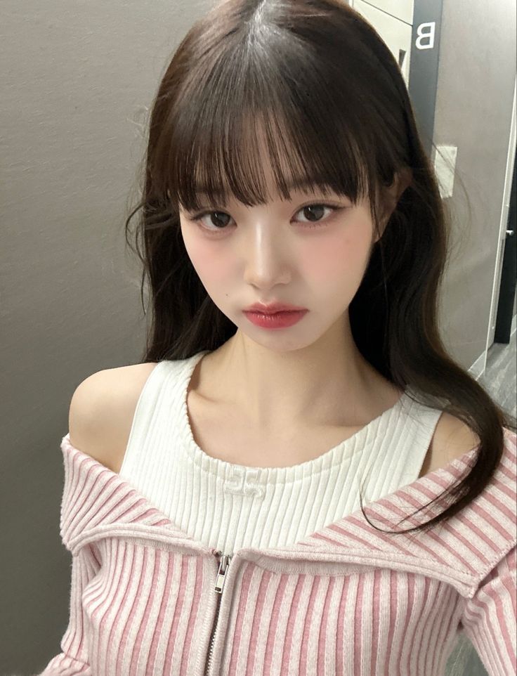 Pretty wonyoung soft ive selca 가을 패션, Korean Skincare, Korean Makeup, Girl Icons, Role Models, Korean Girl, Hair Inspo, K Pop, بلاك بينك