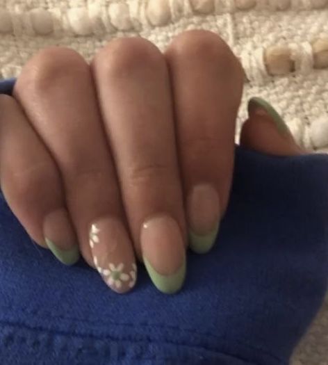 Sage Green Oval Acrylic Nails, Light Green Nails Almond Shape, Nails To Match Light Green Dress, Cute Homecoming Nails Short, Light Green Gel Nails Short, Short Green French Tip Acrylic Nails, Simple Light Green Nails, Graduation Nails Almond Shape, Prom Nails Light Green