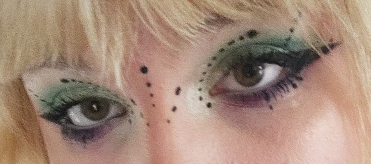 Green Grunge Makeup Looks, Green Eyeliner Looks For Brown Eyes, Green Fairycore Makeup, Artistic Makeup Ideas Eyes, Dragon Fly Makeup, Green Emo Makeup, Dark Green Fairy Makeup, Manic Pixie Dream Girl Makeup, Fairy Grunge Makeup Looks