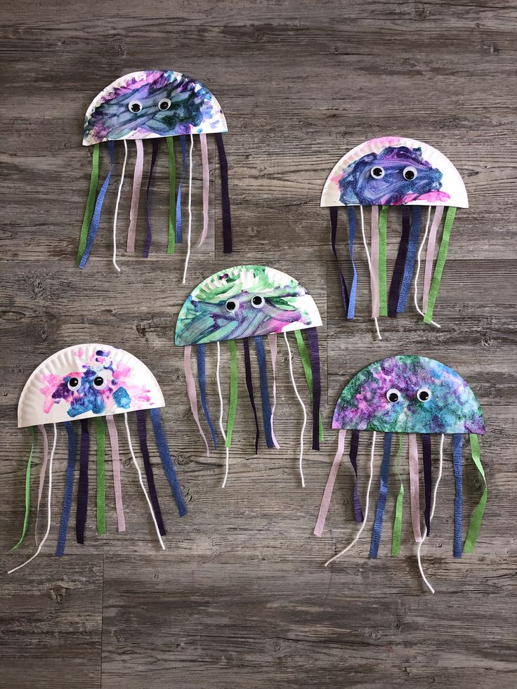 paper plate jellyfish craft for kids with googly eyes and hair on the sides