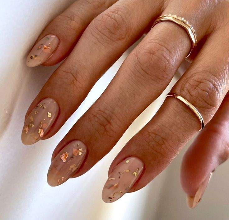 Gold Flake Manicure, Nail Ideas Foil, Neutral Nails With Foil, Minimalist Nails Gold Foil, Nail Ideas With Gold Foil, Neutral Nails Gold Foil, Foil Fall Nails, Gold Pattern Nails, Nail Art Gold Foil