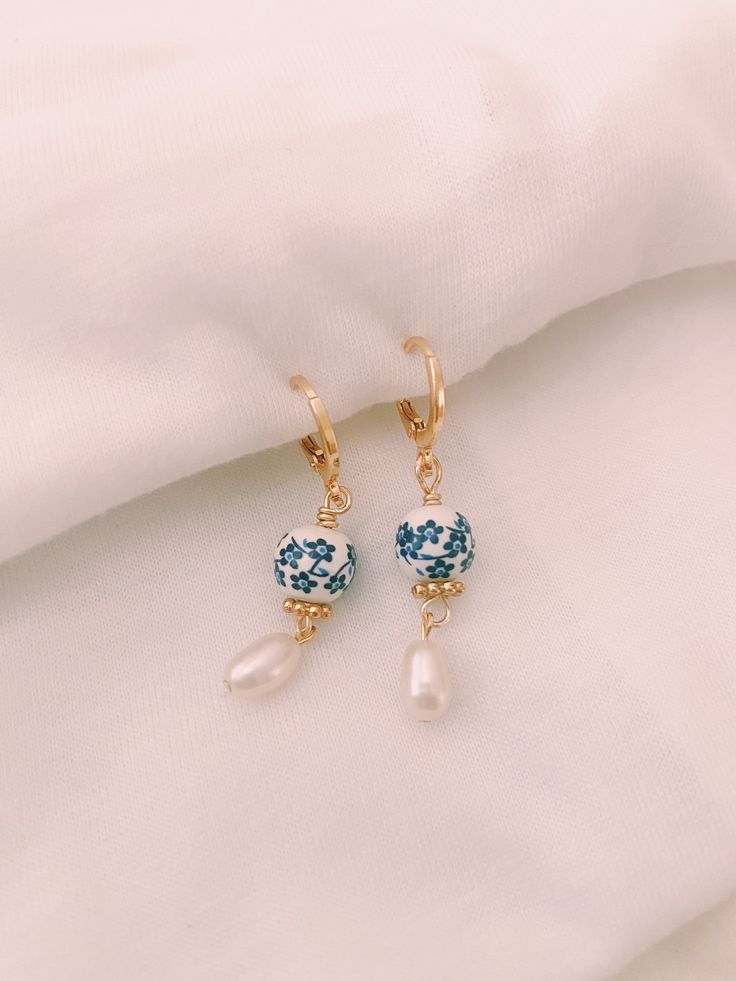 Dainty Blue Porcelain Genuine Freshwater Pearl Gold Huggie - Etsy Freshwater Pearl Earrings Wedding, Simple Indian Jewellery Gold, Delicate Wedding Earrings, European Earrings, Earing Inspiration, Opalite Earrings, Small Hoop Earrings Gold, Cute Jewelry Earrings, Piercings Earrings