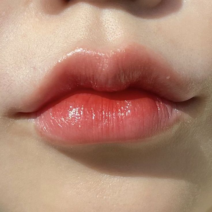 Cupid Lips Shape, Sharp Cupids Bow Lips, Heart Lips Shape, Lips Claim, Cupid Lips, Poppy Aesthetic, Lip Reference, Cupids Bow Lips, Angel Bites