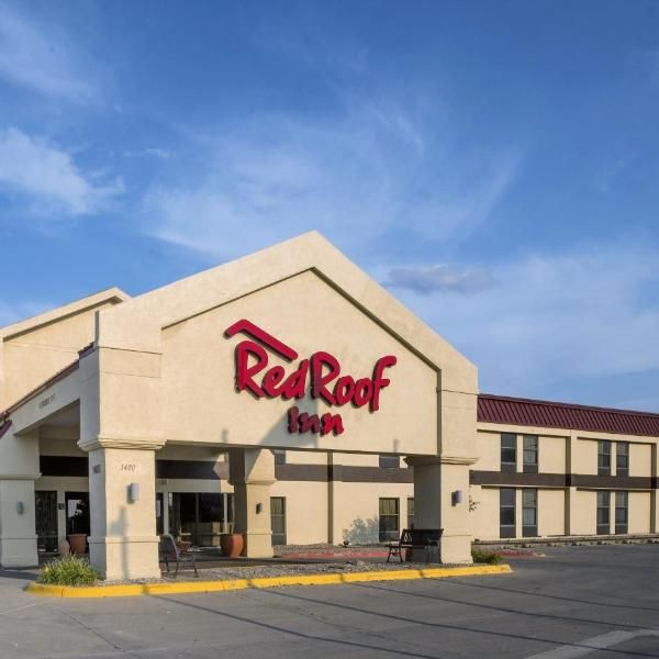 a red roof inn in an empty parking lot