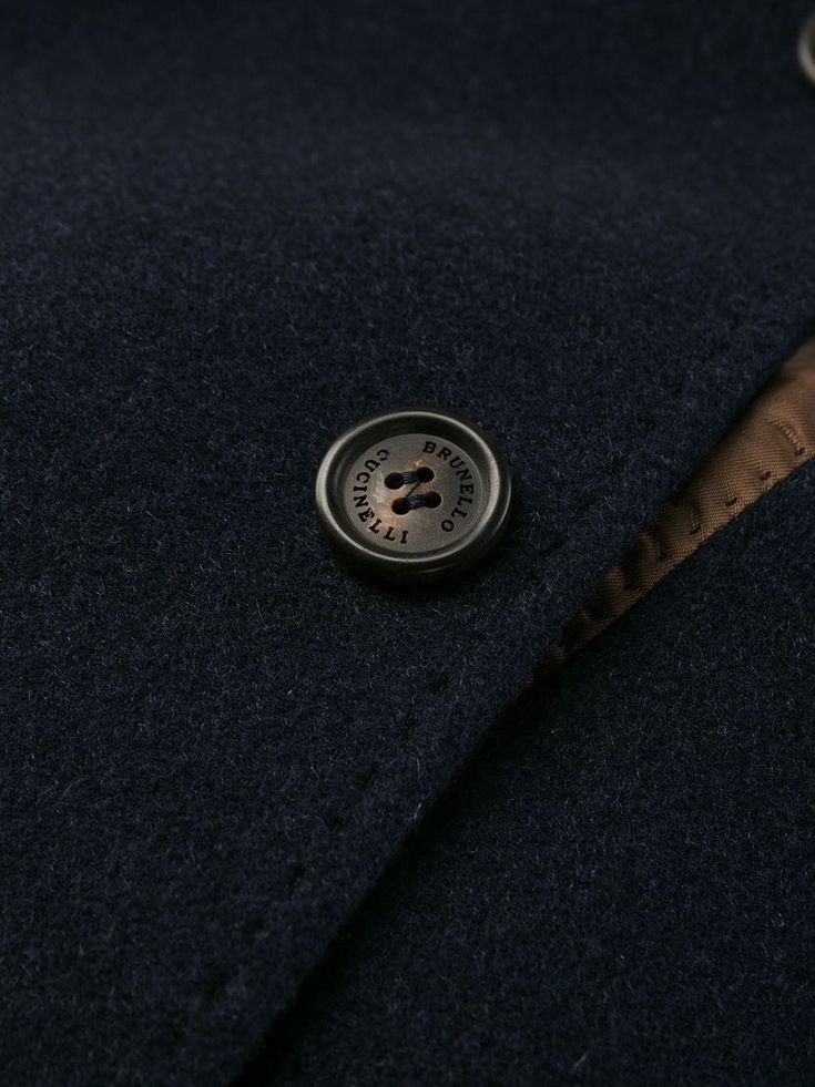 Blazer a petto singolo di lana blu e cotone blu navy di Brunello Cucinelli con risvolti dentellati, un fissaggio a bottone anteriore, una tasca per il torace, maniche lunghe, polsini a bottone, tasche anteriori e fessure laterali.Questo pezzo si adatta alle dimensioni. Ti consigliamo di ottenere le tue dimensioni regolari
Il modello è di 1,84 m / 6 piedi 1 pollici di indossare dimensioni M Single Breasted Blazer, Brunello Cucinelli Men, Mens Cashmere, Stylish Jackets, Leather Cap, Breasted Blazer, Cashmere Coat, Blue Wool, Casual Backpack