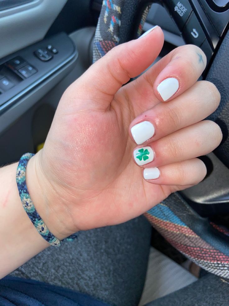 White And Green St Patricks Day Nails, White Nails With Shamrock, 4 Leaf Clover Nail Art, Four Leaf Clover Nail Design, 4 Leaf Clover Nails, Four Leaf Clover Nails, Clover Nails, Shamrock Nails, Saint Patrick Nail