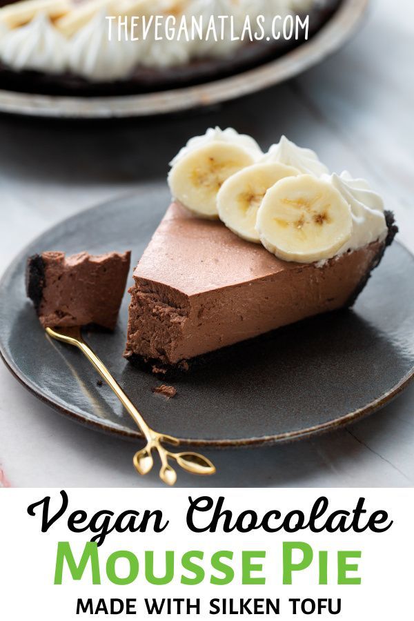 vegan chocolate mousse pie with sliced bananas on the top and text overlay that reads, vegan chocolate mousse pie made with silk tofu