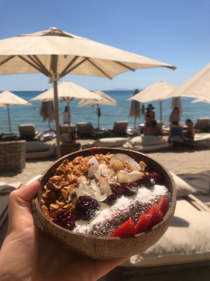 Beach day acai bowl summer healthy Acia Bowls Aesthetic Beach, Acai Bowl Aesthetic Beach, Granola Business, Acai Bowl Aesthetic, Raging Waters, Bowl Aesthetic, Brazil Beaches, Yogurt Bowl, Chia Seed Pudding