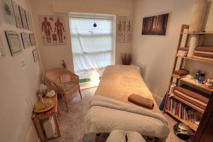 Home Massage Room, Reiki Room Ideas, Spa Massage Room, Massage Room Design, Massage Room Decor, Holistic Massage, Massage Therapy Rooms, Home Spa Room, Reiki Room