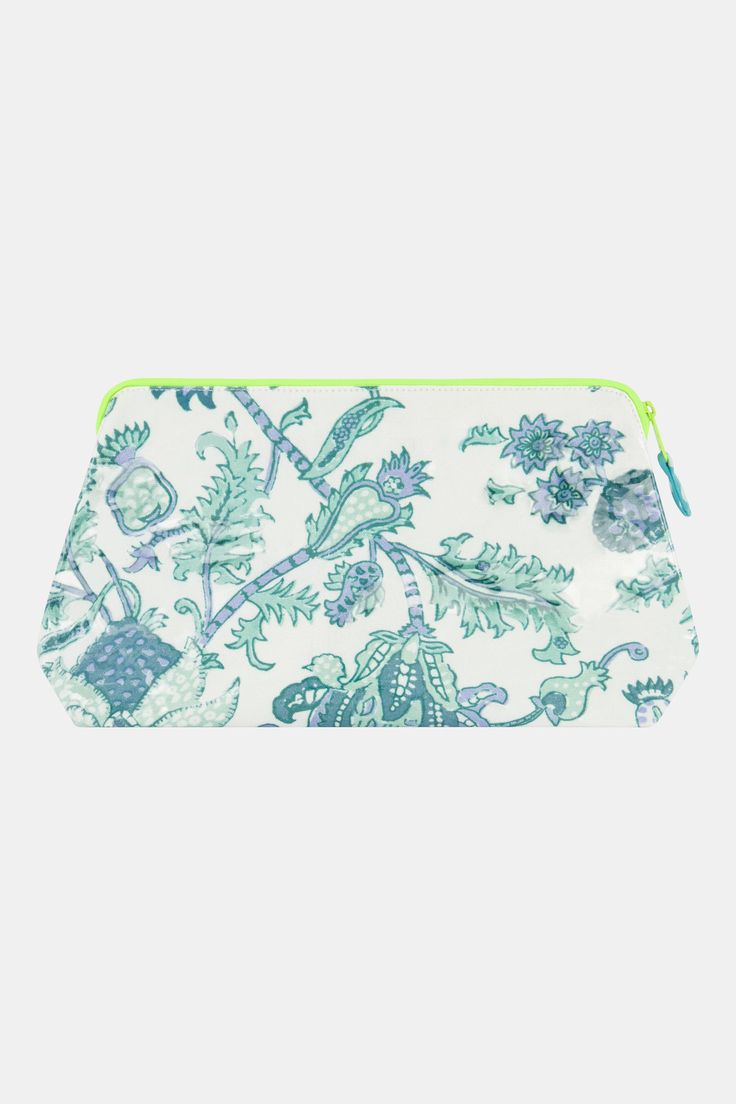 Amanda Makeup Bag | Roller Rabbit Preppy Makeup Bags, Preppy Suitcase, Beachy Summer Outfits, Cute Makeup Bags, School Bag Essentials, Airport Fits, Preppy Jewelry, Roller Rabbit, Pen Pouch