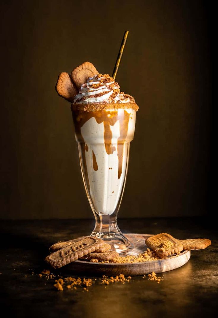 5 minute Biscoff milkshake Biscoff Frappe, Biscoff Milkshake, Milkshake Ideas, Homemade Milkshake, Best Milkshakes, Cinnamon Caramel, Biscoff Spread, Vanilla Milkshake, Biscoff Cookies