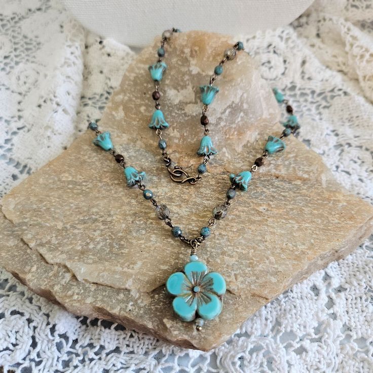 Aqua Boho Flower Green Flower Necklace Czech Beaded - Etsy Chain And Bead Jewelry, Czech Beads Jewelry, Leather Beaded Necklace, Unique Beaded Jewelry, Czech Jewelry, Czech Glass Jewelry, Flower Green, Hibiscus Flower, Handmade Jewelry Diy