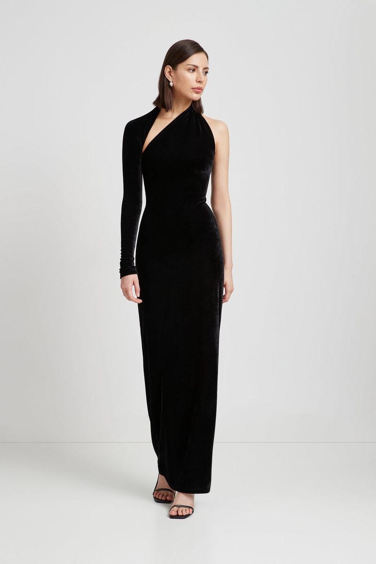 FINAL SALE - NO RETURNS, EXCHANGES, OR STORE CREDIT Modern and magnetic, our Manhattan Velvet Slit Gown is the epitome of evening glamour. Handcrafted from sumptuous velvet jersey, her timeless design offers our iconic one-shoulder neckline and a smooth, column cut. And, for a truly show-stopping finish (and easy movement), she features a long side slit. We hope you're ready for the compliments. Also available in our classic European ponte.[SPLIT] Julia, in black, is 5'10" (178 cm) tall, wearing Build Wardrobe, Crimson Velvet, Cocktail Dress Elegant, Black Tie Attire, Winter Wedding Guest Dress, Black Dresses Classy, Long Sleeve Evening Gowns, Fall Wedding Guest Dress, Velvet Gown