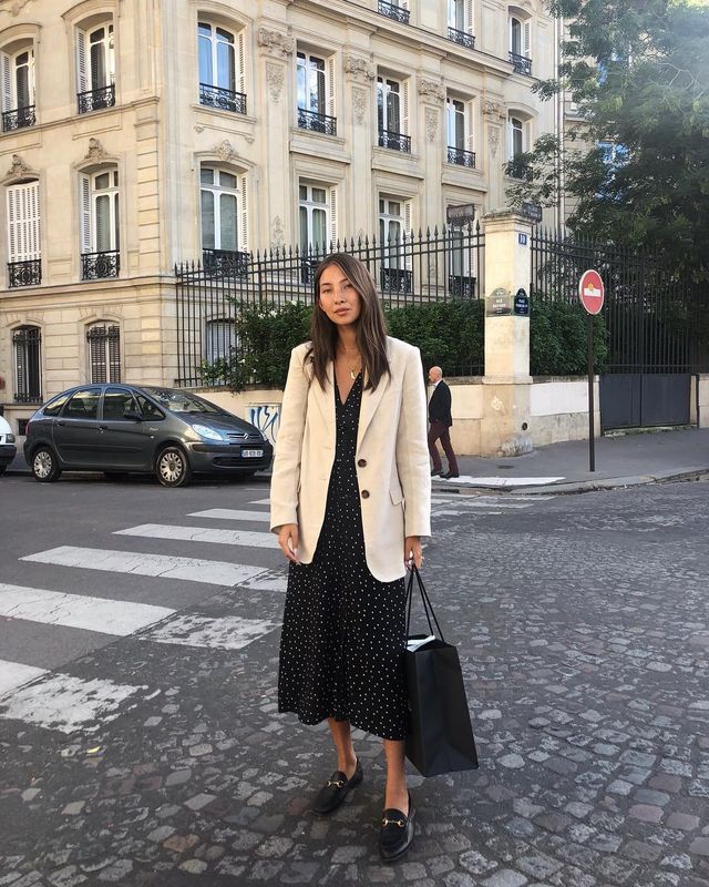 2 Ways to Wear a Linen Blazer for Spring Blazer And Dress Outfit, Linen Blazer Outfit Women, Boyfriend Blazer Outfit, Cream Blazer Outfit, Linen Blazer Outfit, Dress And Blazer Outfit, Chic Blazer Outfit, Short Coats, Outfit Elegantes