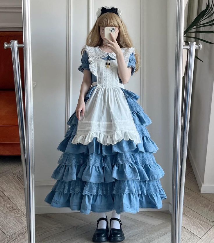 Alice In Wonderland Style Clothes, Blue Lolíta Dress, Alice Cosplay Wonderland, Alice In Wonderland Dress Aesthetic, Alice In Wonderland Dresses, Alice In Wonderland Outfit Aesthetic, Alice And Wonderland Outfits, Alice In Wonderland Themed Outfits, Alice In Wonderland Aesthetic Outfit