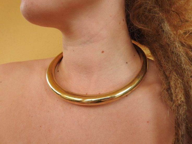 ↠Handcrafted in India. ↠One Size Fits all. ↠This Necklace is handcrafted with brass. ↠If you want to order in sizable amount at wholesale price then feel free to contact us. ↠Does not get oxidize or rust when in contact with water. ↠Allergic people, don't worry, it's nickel free Unique Choker Necklaces, Girls Choker, Wire Cuff, Dread Beads, Necklace Collar, Boho Choker, Cuff Jewelry, Gem Necklace, Gold Choker Necklace