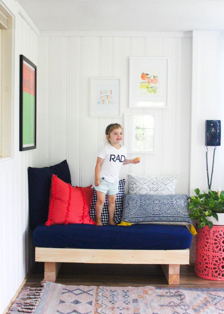 daybed diy using a crib mattress... Crib Mattress Bench, Reuse Crib Mattress, Sofa Diy Ideas, Comfortable Sleeper Sofa, Daybed Diy, Beige Living Room Decor, Diy Toddler Bed, Mattress Couch, Shipping Pallet