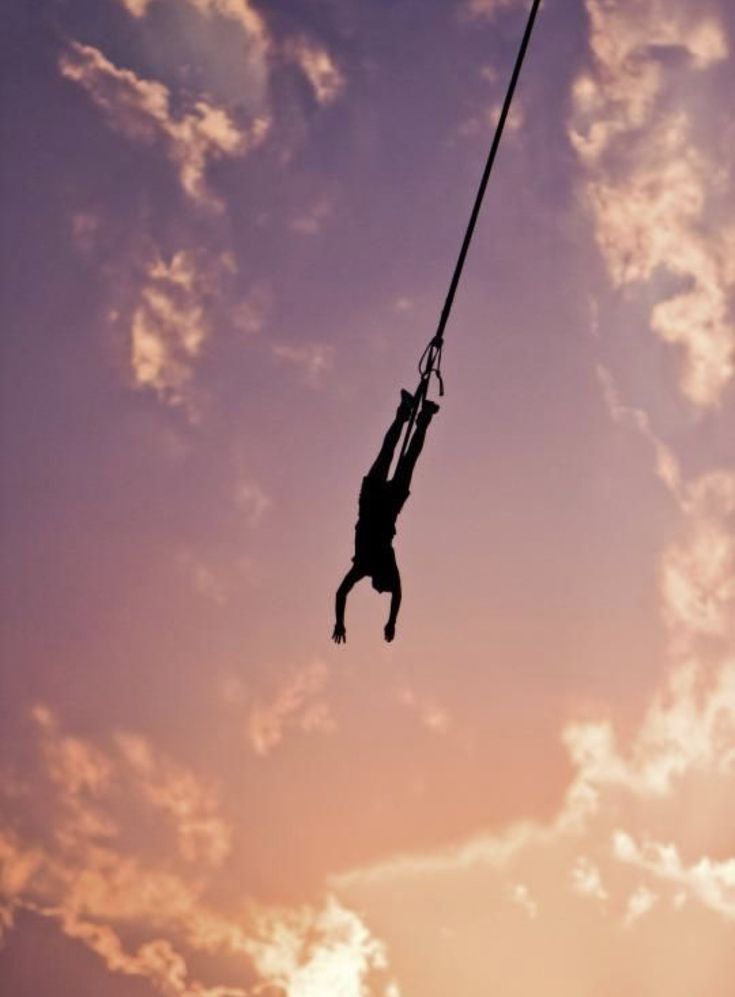 a person hanging upside down on a rope with the words, same moment, keine dinge