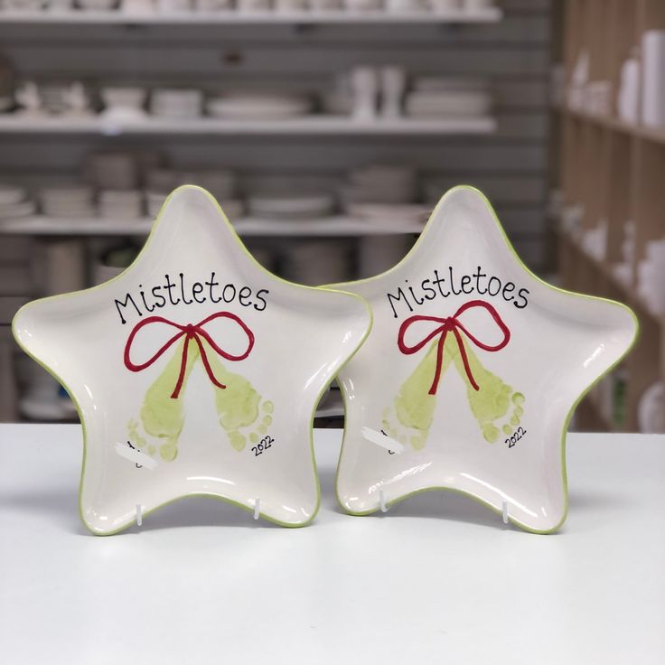 two ceramic dishes with the words mistletoes written on them