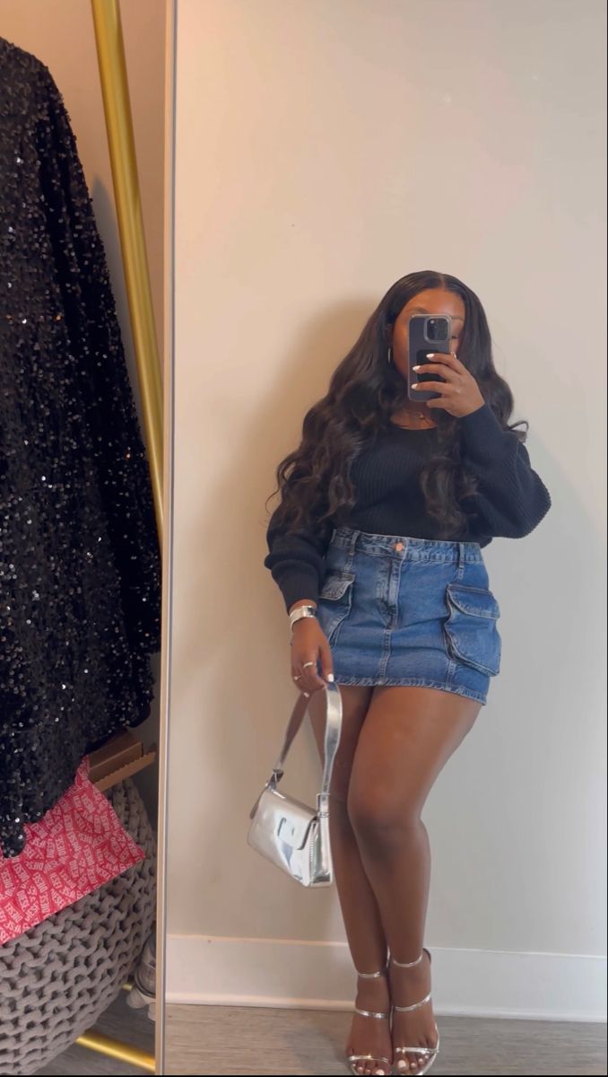 Jean Skirt Outfits Black Women Y2k, Short Jean Skirt Outfits Black Women, Denim Skirt Outfit With Heels, Hoodie And Denim Skirt Outfit, Jean Skirt Outfits For Women, Denim Cargo Skirt Outfit Black Women, Zara Denim Skirt Outfit, Short Jeans Skirt Outfit Black Women, Short Cargo Skirt Outfit Ideas