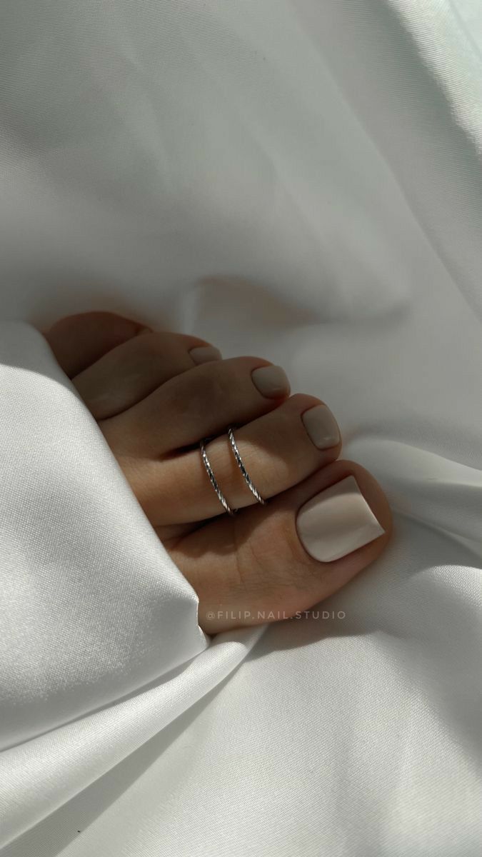 Aesthetic Pedicure Ideas, Pedicure Ideas Classy, Old Money Toenails, Toe Nail Gel Ideas, Pedicure Nails Ideas, Gel Pedicure Colors, Dark Toe Nail Colors, Toe Nails Inspiration, Toe Gel Nails