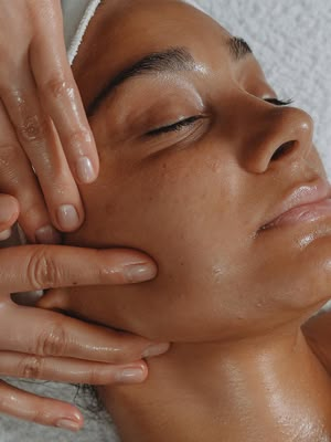 6 Luxurious Facials In London Aesthetic Treatments Facials, Facial Aesthetic, Luxury Facial, Green Tea Facial, Shoulder Massage, Facial Aesthetics, Most Luxurious Hotels, Led Light Therapy, Massage Techniques