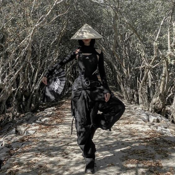 Samurai Clothing, Looks Hip Hop, Ninja Outfit, Techwear Outfits, Techwear Fashion, Urban Ninja, Cyberpunk Fashion, Human Poses Reference, Tomboy Style Outfits